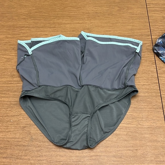 Lot of 2 Ivivva shorts size 14 with built in liner - Picture 3 of 10